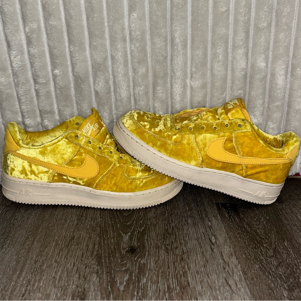 Nike Air Force 1 LV8 GS Velvet Sneakers - Picture 6 of 8
